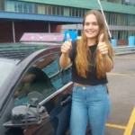 Vrolijke leerling na het behalen van het rijbewijs