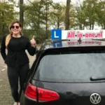 Trotse leerling met rijbewijs bij Rijschool All-in-One